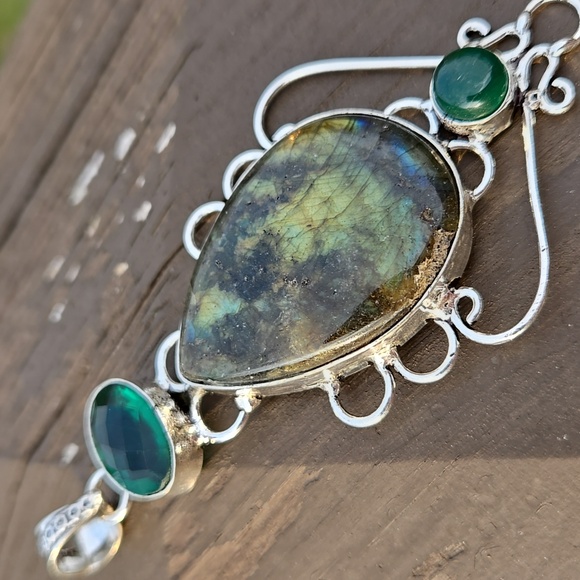 Elegant Silver Labradorite Pendant - Picture 6 of 7
